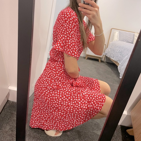 Sportsgirl Dresses & Skirts - Red Floral Sportsgirl Dress ❤️